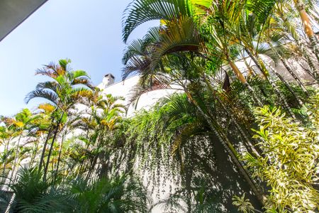 Casa de condomínio à venda com 598m², 4 quartos e 4 vagas Casa de condomínio à venda com 598m², 4 quartos e 4 vagasVista