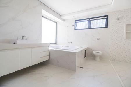 Casa de condomínio à venda com 598m², 4 quartos e 4 vagas Casa de condomínio à venda com 598m², 4 quartos e 4 vagasBanheiro da Suíte 1