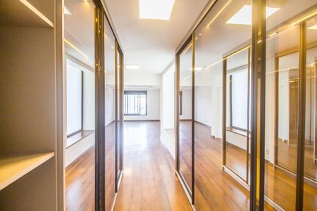 Casa de condomínio à venda com 598m², 4 quartos e 4 vagas Casa de condomínio à venda com 598m², 4 quartos e 4 vagasCloset da suíte 1