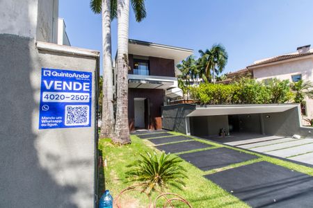 Casa de condomínio à venda com 598m², 4 quartos e 4 vagas Casa de condomínio à venda com 598m², 4 quartos e 4 vagasVista da Rua