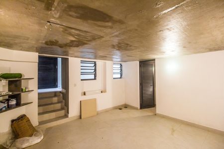 Casa de condomínio à venda com 598m², 4 quartos e 4 vagas Casa de condomínio à venda com 598m², 4 quartos e 4 vagasAdega