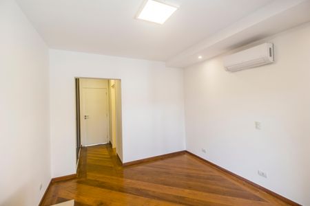 Casa de condomínio à venda com 598m², 4 quartos e 4 vagas Casa de condomínio à venda com 598m², 4 quartos e 4 vagasSuíte 2