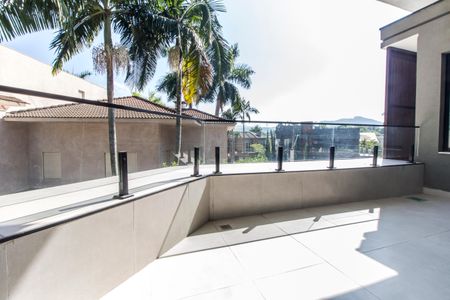 Casa de condomínio à venda com 598m², 4 quartos e 4 vagas Casa de condomínio à venda com 598m², 4 quartos e 4 vagasVaranda