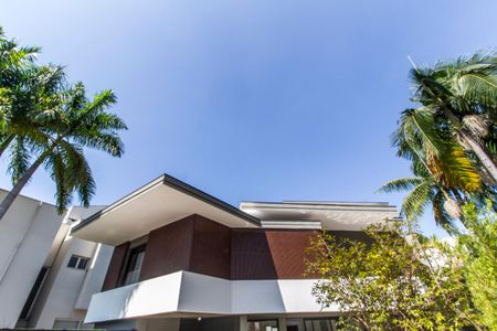 Casa de condomínio à venda com 598m², 4 quartos e 4 vagas Casa de condomínio à venda com 598m², 4 quartos e 4 vagasFachada