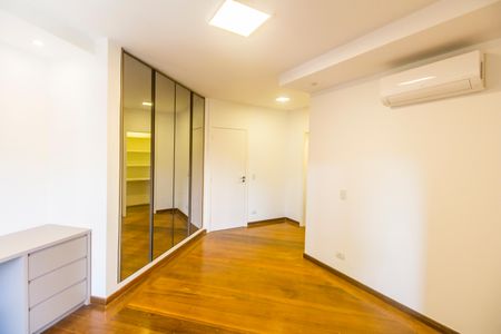 Casa de condomínio à venda com 598m², 4 quartos e 4 vagas Casa de condomínio à venda com 598m², 4 quartos e 4 vagasSuíte 4