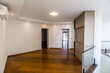 Casa de condomínio à venda com 598m², 4 quartos e 4 vagas Casa de condomínio à venda com 598m², 4 quartos e 4 vagasSala de TV