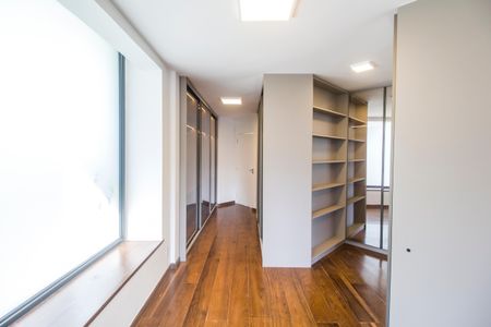 Casa de condomínio à venda com 598m², 4 quartos e 4 vagas Casa de condomínio à venda com 598m², 4 quartos e 4 vagasCloset da suíte 1