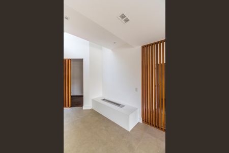 Casa de condomínio à venda com 598m², 4 quartos e 4 vagas Casa de condomínio à venda com 598m², 4 quartos e 4 vagasSala de TV