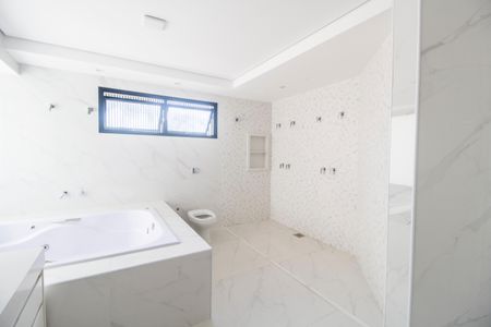 Casa de condomínio à venda com 598m², 4 quartos e 4 vagas Casa de condomínio à venda com 598m², 4 quartos e 4 vagasBanheiro da Suíte 1