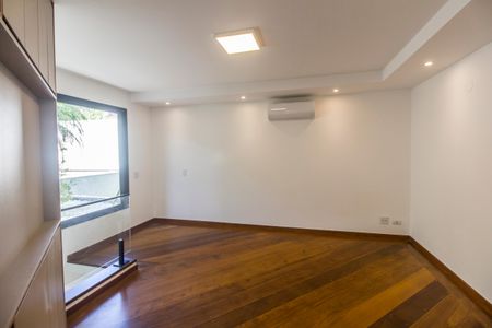 Casa de condomínio à venda com 598m², 4 quartos e 4 vagas Casa de condomínio à venda com 598m², 4 quartos e 4 vagasSala de TV