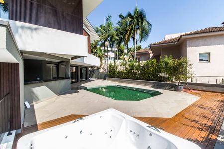 Casa de condomínio à venda com 598m², 4 quartos e 4 vagas Casa de condomínio à venda com 598m², 4 quartos e 4 vagasHidromassagem