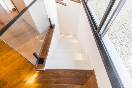 Casa de condomínio à venda com 598m², 4 quartos e 4 vagas Casa de condomínio à venda com 598m², 4 quartos e 4 vagasEscada