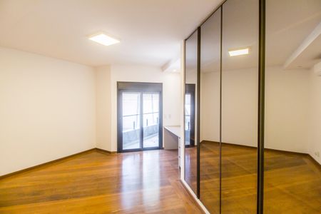 Casa de condomínio à venda com 598m², 4 quartos e 4 vagas Casa de condomínio à venda com 598m², 4 quartos e 4 vagasSuíte 4