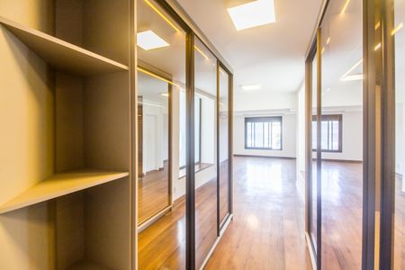 Casa de condomínio à venda com 598m², 4 quartos e 4 vagas Casa de condomínio à venda com 598m², 4 quartos e 4 vagasCloset da suíte 1