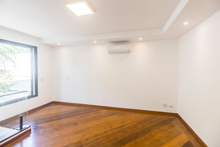 Casa de condomínio à venda com 598m², 4 quartos e 4 vagas Casa de condomínio à venda com 598m², 4 quartos e 4 vagasSuíte 4