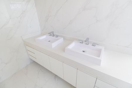 Casa de condomínio à venda com 598m², 4 quartos e 4 vagas Casa de condomínio à venda com 598m², 4 quartos e 4 vagasDetalhe do Banheiro da Suite