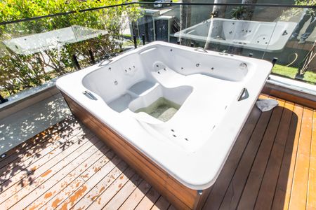 Casa de condomínio à venda com 598m², 4 quartos e 4 vagas Casa de condomínio à venda com 598m², 4 quartos e 4 vagasHidromassagem