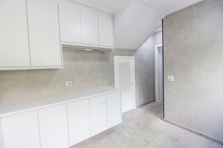 Casa de condomínio à venda com 598m², 4 quartos e 4 vagas Casa de condomínio à venda com 598m², 4 quartos e 4 vagasÁrea de Serviço