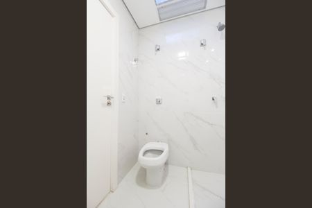 Casa de condomínio à venda com 598m², 4 quartos e 4 vagas Casa de condomínio à venda com 598m², 4 quartos e 4 vagasBanheiro da Suíte 2