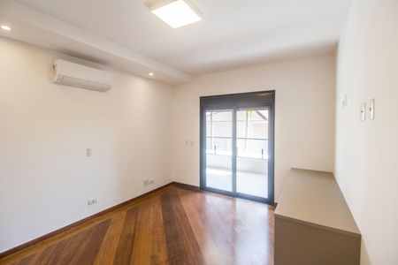 Casa de condomínio à venda com 598m², 4 quartos e 4 vagas Casa de condomínio à venda com 598m², 4 quartos e 4 vagasSuíte 2