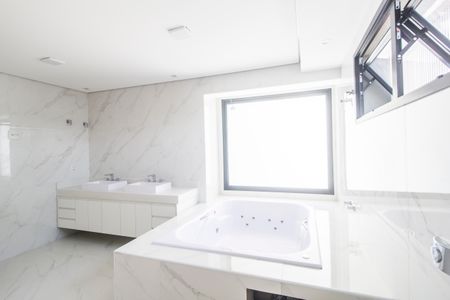 Casa de condomínio à venda com 598m², 4 quartos e 4 vagas Casa de condomínio à venda com 598m², 4 quartos e 4 vagasBanheiro da Suíte 1