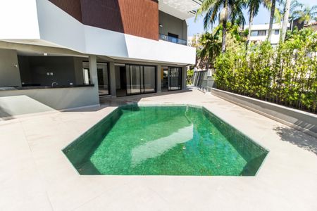 Casa de condomínio à venda com 598m², 4 quartos e 4 vagas Casa de condomínio à venda com 598m², 4 quartos e 4 vagasPiscina