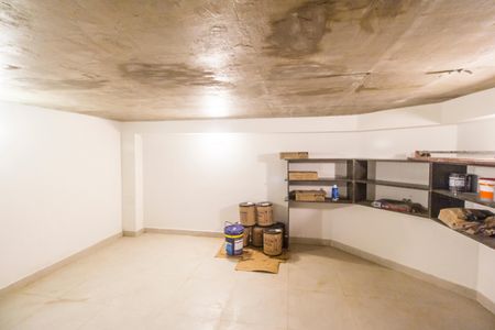 Casa de condomínio à venda com 598m², 4 quartos e 4 vagas Casa de condomínio à venda com 598m², 4 quartos e 4 vagasAdega