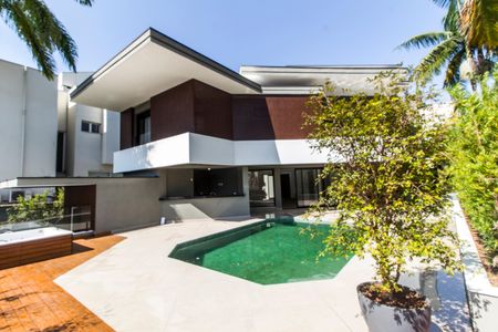 Casa de condomínio à venda com 598m², 4 quartos e 4 vagas Casa de condomínio à venda com 598m², 4 quartos e 4 vagasPiscina