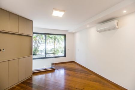 Casa de condomínio à venda com 598m², 4 quartos e 4 vagas Casa de condomínio à venda com 598m², 4 quartos e 4 vagasSala de TV