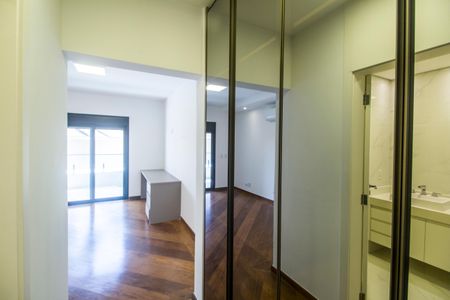 Casa de condomínio à venda com 598m², 4 quartos e 4 vagas Casa de condomínio à venda com 598m², 4 quartos e 4 vagasSuíte 2