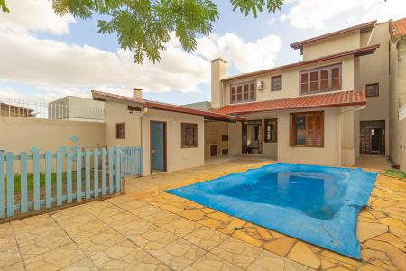 Casa à venda com 230m², 4 quartos e 2 vagas Casa à venda com 230m², 4 quartos e 2 vagasPiscina