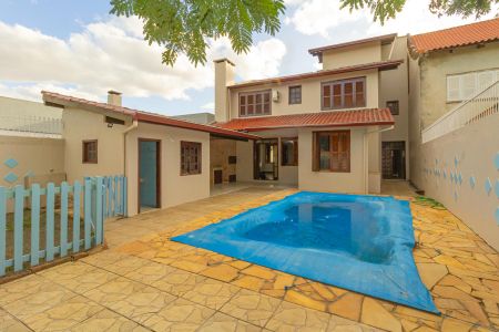 Casa à venda com 230m², 4 quartos e 2 vagas Casa à venda com 230m², 4 quartos e 2 vagasPiscina