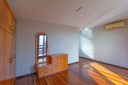 Casa à venda com 230m², 4 quartos e 2 vagas Casa à venda com 230m², 4 quartos e 2 vagasSuíte