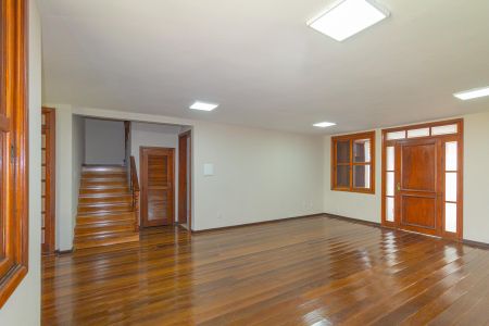 Casa à venda com 230m², 4 quartos e 2 vagas Casa à venda com 230m², 4 quartos e 2 vagasSala