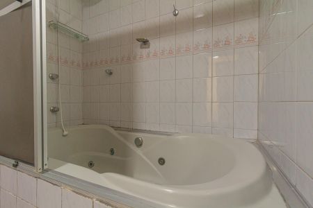 Casa à venda com 230m², 4 quartos e 2 vagas Casa à venda com 230m², 4 quartos e 2 vagasBanheiro da Suíte