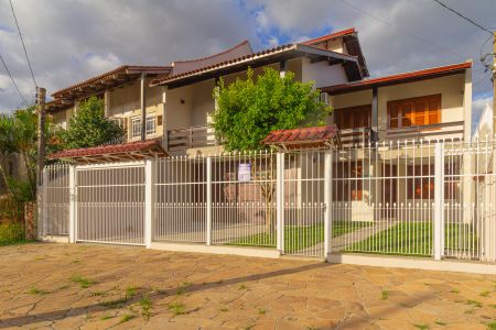 Casa à venda com 230m², 4 quartos e 2 vagas Casa à venda com 230m², 4 quartos e 2 vagasFachada e Placa