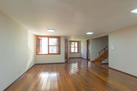 Casa à venda com 230m², 4 quartos e 2 vagas Casa à venda com 230m², 4 quartos e 2 vagasSala