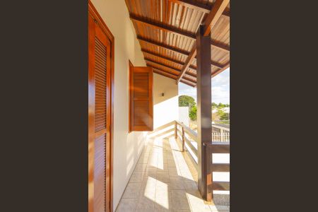 Casa à venda com 230m², 4 quartos e 2 vagas Casa à venda com 230m², 4 quartos e 2 vagasVaranda