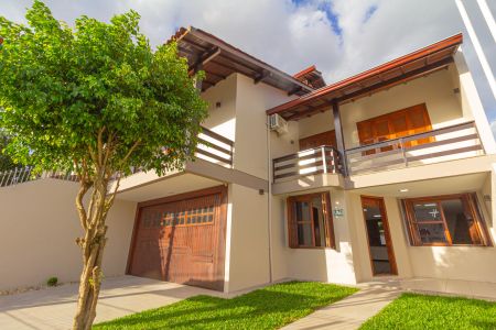 Casa à venda com 230m², 4 quartos e 2 vagas Casa à venda com 230m², 4 quartos e 2 vagasFachada