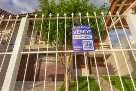 Casa à venda com 230m², 4 quartos e 2 vagas Casa à venda com 230m², 4 quartos e 2 vagasPlaca