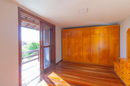 Casa à venda com 230m², 4 quartos e 2 vagas Casa à venda com 230m², 4 quartos e 2 vagasSuíte