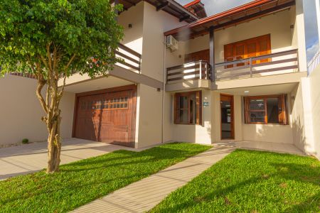 Casa à venda com 230m², 4 quartos e 2 vagas Casa à venda com 230m², 4 quartos e 2 vagasFachada