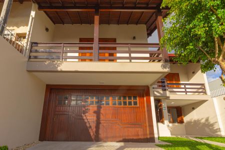 Casa à venda com 230m², 4 quartos e 2 vagas Casa à venda com 230m², 4 quartos e 2 vagasFachada