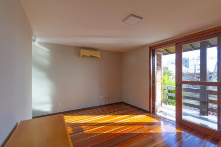 Casa à venda com 230m², 4 quartos e 2 vagas Casa à venda com 230m², 4 quartos e 2 vagasSuíte