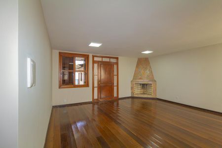 Casa à venda com 230m², 4 quartos e 2 vagas Casa à venda com 230m², 4 quartos e 2 vagasSala