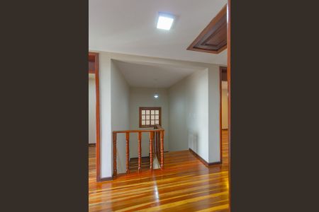 Casa à venda com 230m², 4 quartos e 2 vagas Casa à venda com 230m², 4 quartos e 2 vagasEscada