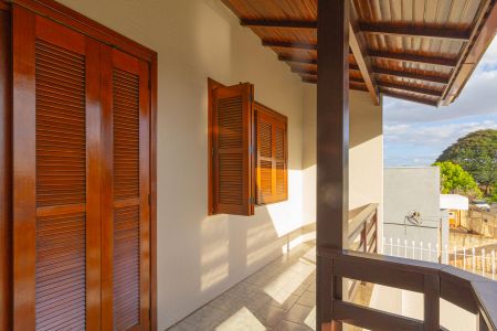 Casa à venda com 230m², 4 quartos e 2 vagas Casa à venda com 230m², 4 quartos e 2 vagasVaranda