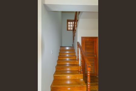 Casa à venda com 230m², 4 quartos e 2 vagas Casa à venda com 230m², 4 quartos e 2 vagasEscada