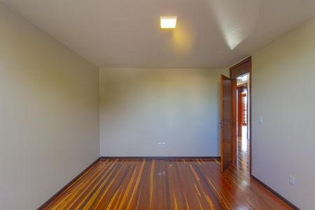 Casa à venda com 230m², 4 quartos e 2 vagas Casa à venda com 230m², 4 quartos e 2 vagasQuarto 2