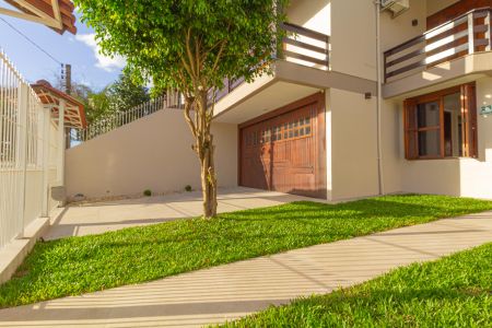 Casa à venda com 230m², 4 quartos e 2 vagas Casa à venda com 230m², 4 quartos e 2 vagasJardim